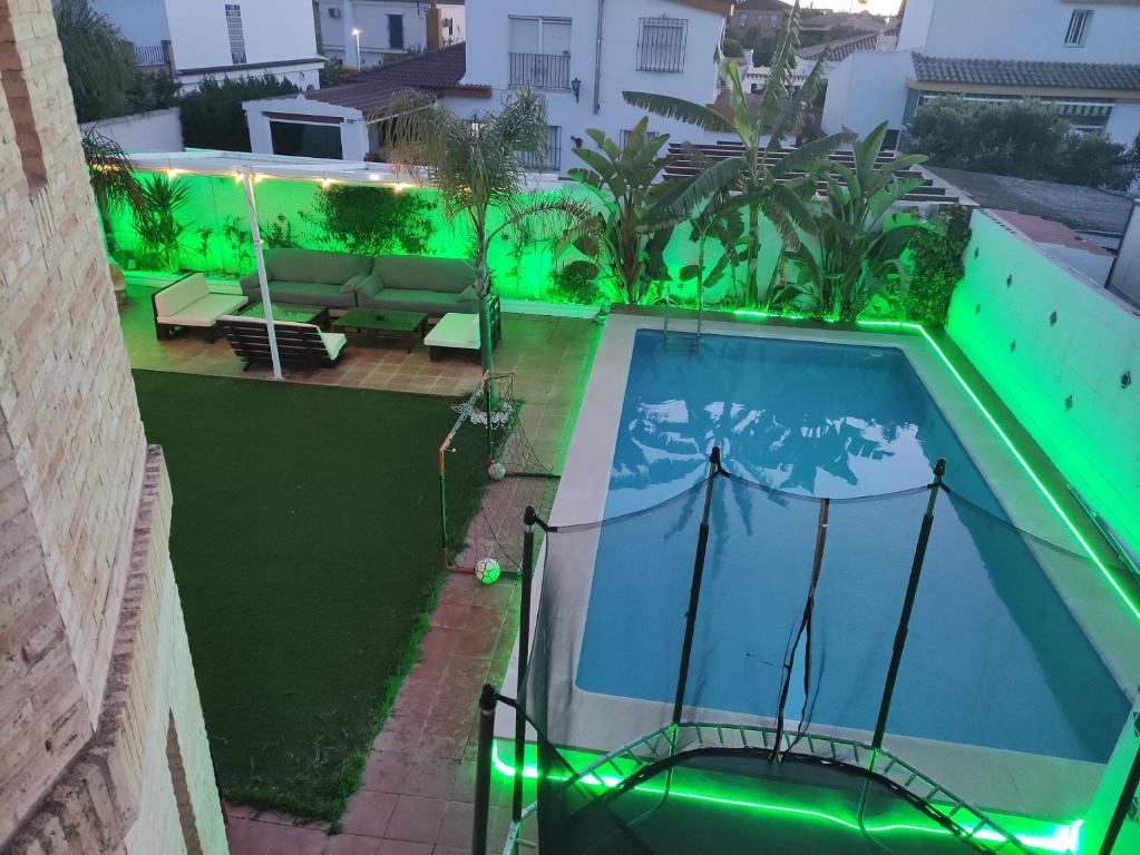 apartamento privado con piscina y jardin compartidos